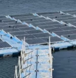 Instalação do sistema ProSolarBirds em plataformas flutuantes para proteção anti‑aves.